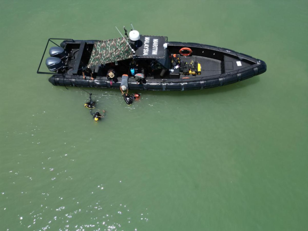 Anggota Maritim Malaysia melakukan pencarian fasa kedua kotak hitam helikopter jenis AW139  yang melakukan pendaratan cemas pada 5 Mac lalu di sekitar Pulau Angsa. FOTO IHSAN MARITIM MALAYSIA