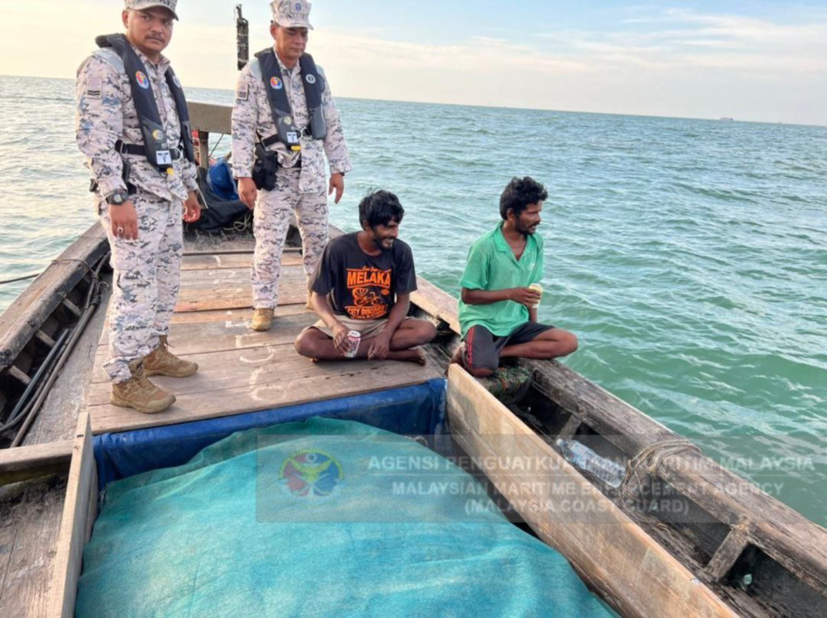 Dua nelayan tempatan yang dikhuatiri hilang kira-kira 48 jam ditemui selamat pada kedudukan 8.6 batu nautika barat Pulau Selat Kering perairan Pulau Selat Kering. FOTO IHSAN MARITIM SELANGOR
