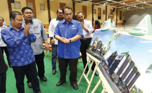 FATTAH (tengah) merasmikan model bangunan MyMarket-Malaysia Hypermarket.