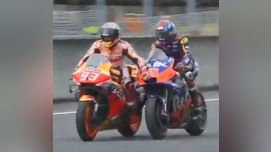 Marquez (93) memaut motosikal Hafizh (55) pada perlumbaan Grand Prix Jepun di Motegi. FOTO Youtube