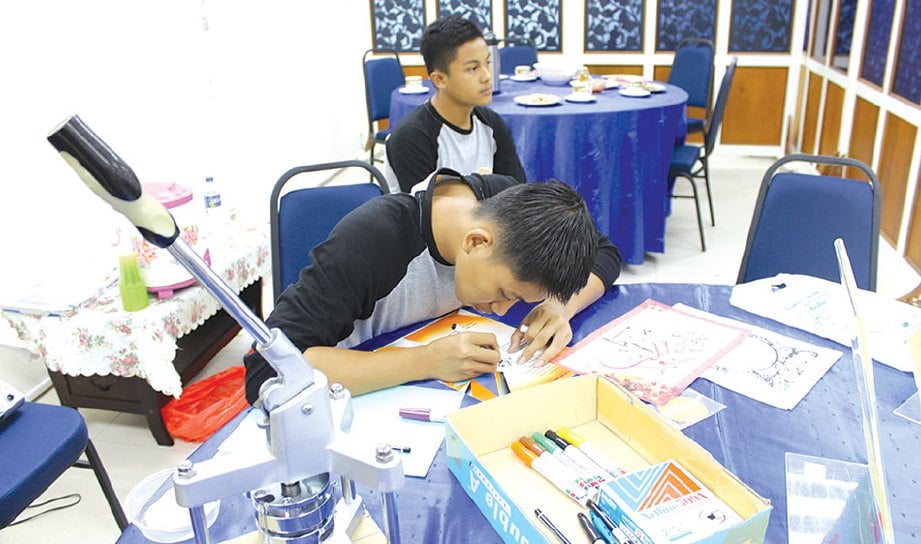 PELBAGAI aktiviti diadakan bagi memperkenalkan keunikan seni khat kepada pelajar sekolah, siswa dan siswi UTHM serta orang awam.