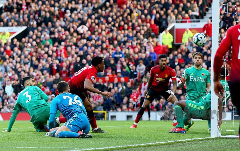 MARTIAL (tiga kiri) menjaringkan gol kedua United. — FOTO EPA