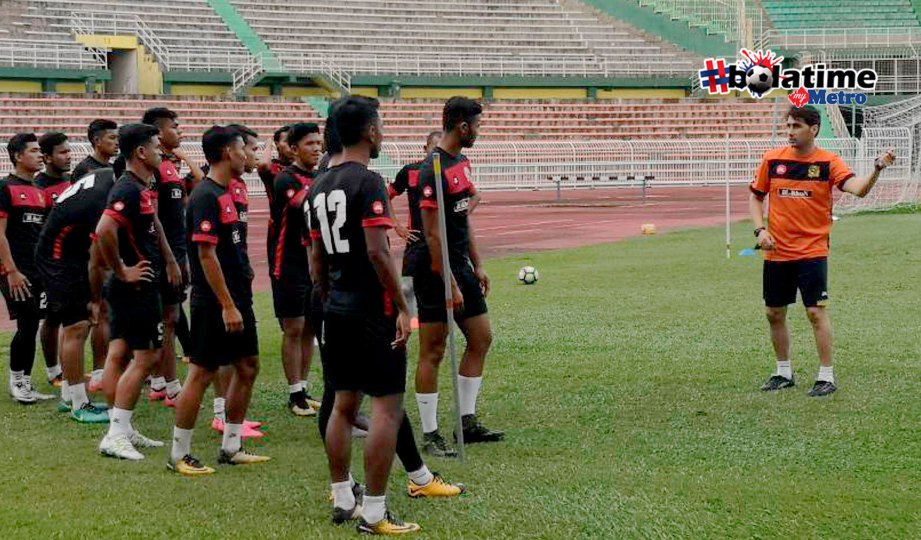 MARCOTE (kanan) ingatkan anak buah supaya tidak dibayangi kekalahan pada pentas akhir Piala Malaysia. FOTO Izzali Ismail