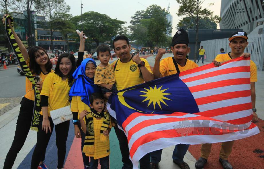 PENYOKONG Harimau Malaya hadir ke stadium walaupun hari bekerja. — FOTO Mohd Yusni Ariffin