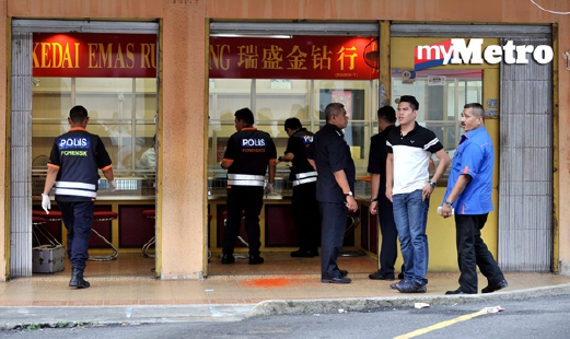 Pasukan forensik polis menjalankan siasatan di kedai emas yang cuba dirompak di Sungai Way petang tadi. - Foto Bernama