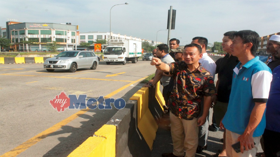 MASZLEE (tengah) ketika meninjau kerja-kerja naik taraf di Jalan Simpang Renggam-Johor Bahru di Simpang Renggam, hari ini. FOTO/VIDEO Essa Abu Yamin