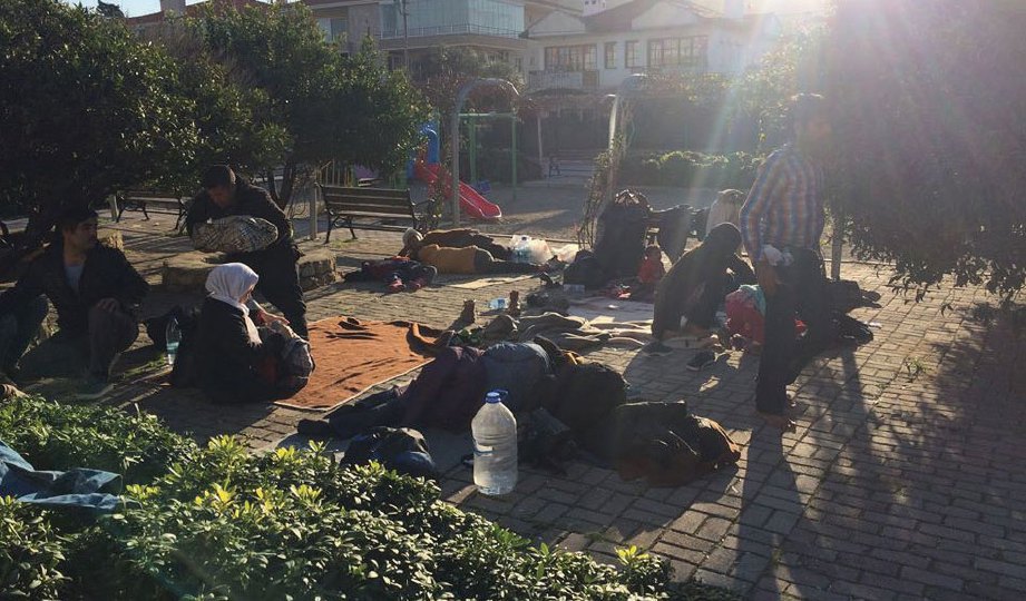 KEADAAN pelarian yang terpaksa tidur di taman dengan hanya beralaskan kain dalam cuaca sejuk.