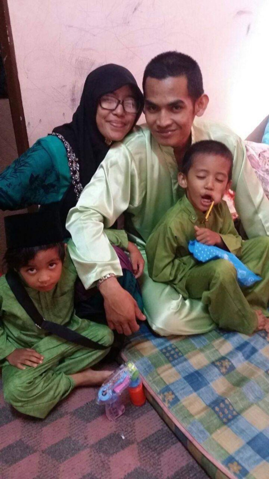 NOR DIANA (kiri) dan keluarga ketika suaminya masih sihat. FOTO  IHSAN NOR DIANA LIZA