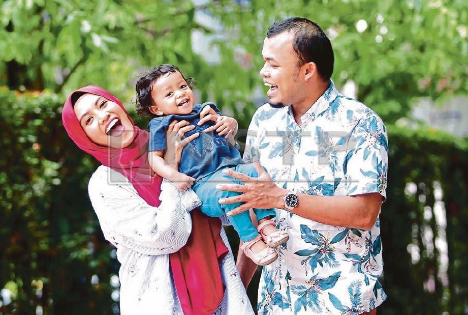  DR EZANI meluangkan masa bersama suami Muhammad Azrai Abu (kanan) dan Maryam Azalea yang kini berusia tiga tahun. FOTO /Nurul Syazana Rose Razman 