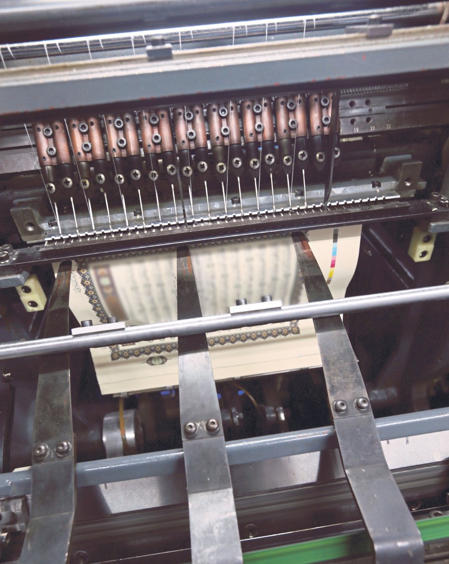 PENGGUNAAN mesin berteknologi tinggi untuk mencetak mushaf al-Quran di Kompleks Nasyrul Quran. FOTO Zunnur Al Shafiq