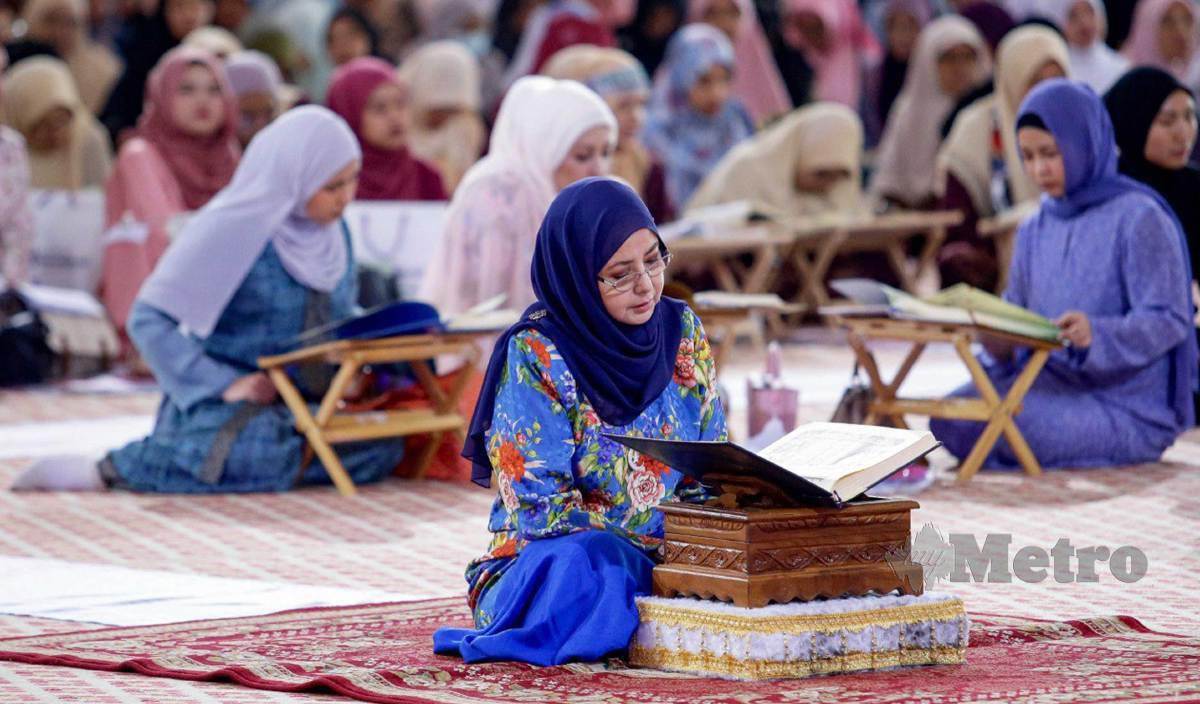 RAJA Zarith Sofiah bersama peserta lain membaca Surah al-Jumu'ah pada World #QuranHour di Masjid Negara, Kuala Lumpur. FOTO Aizuddin Saad