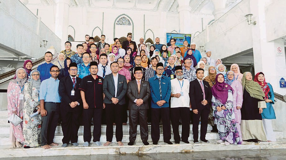 BERSAMA wakil agensi pelancongan, kedutaan dan sukarelawan. FOTO Rohanis Shukri