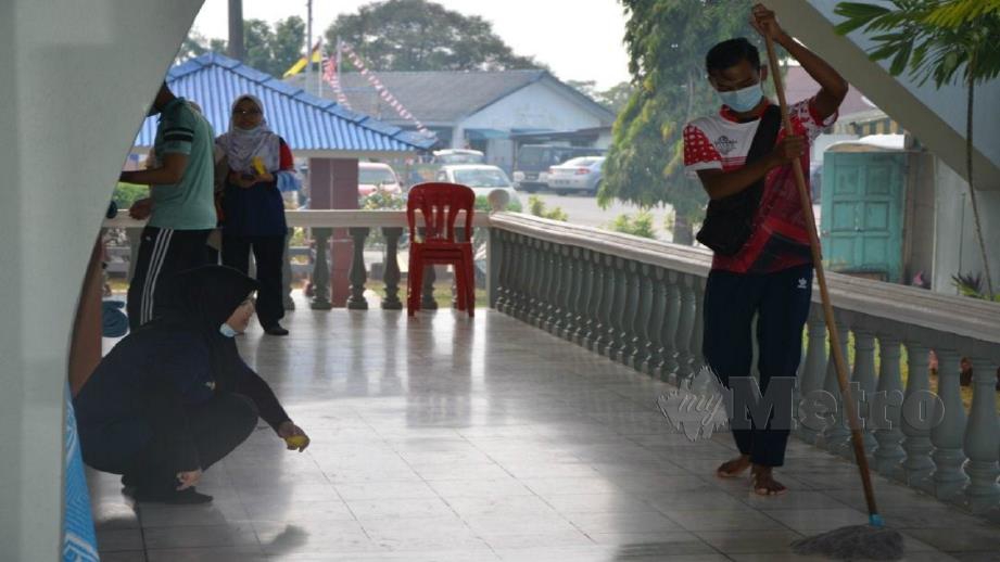 PENUNTUT Politeknik Port Dickson bergotong-royong membersihkan masjid. FOTO Mohd Khidir Zakaria