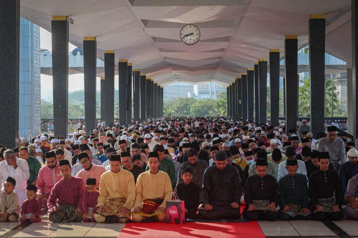 ORANG ramai mengambil kesempatan menunaikan solat sunat Aidilfitri di Masjid Negara. FOTO BERNAMA