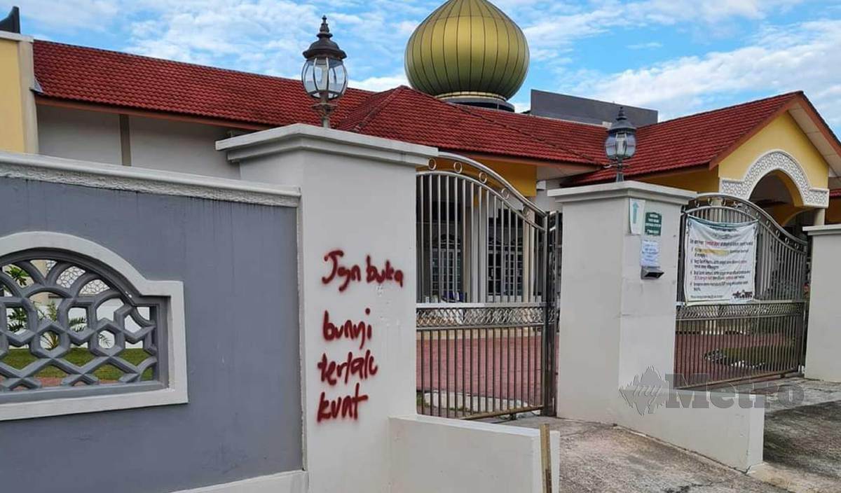 DINDING masjid yang diconteng dengan tulisan ‘Jangan buka bunyi terlalu kuat’. FOTO ihsan pembaca