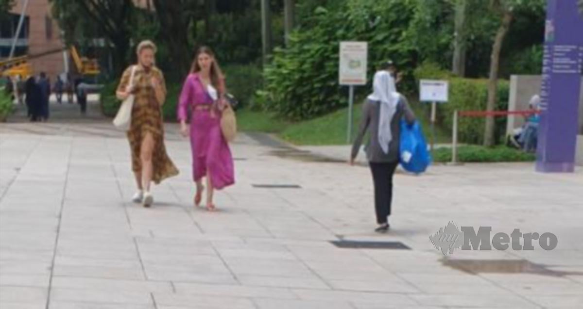 POLIS buka kertas siasatan berhubung dua wanita warga asing tidak pakai pelitup muka di Taman KLCC, hari ini. FOTO ihsan pembaca