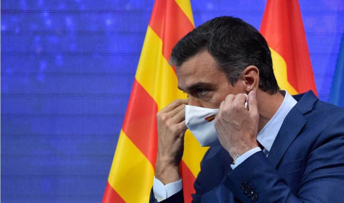 GAMBAR fail menunjukkan Perdana Menteri Sepanyol Pedro Sanchez memakai pelitup muka. FOTO AFP.