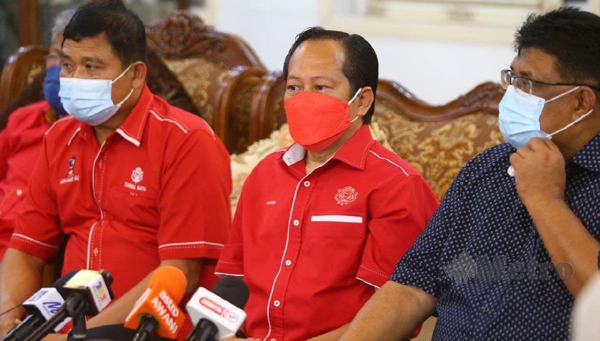 AHMAD (tengah) pada sidang media selepas Perjumpaan bersama pemimpin Umno Negeri Melaka di Klebang, Melaka. FOTO Syafeeq Ahmad.