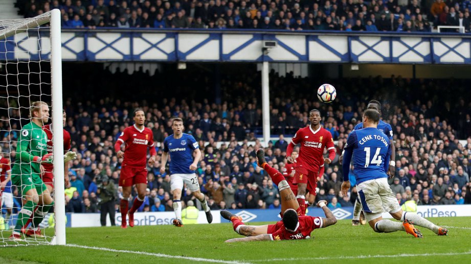 PEMAIN Everton Cenk Tosun (kanan) melakukan percubaan ke gawang Liverpool. -Foto Reuters