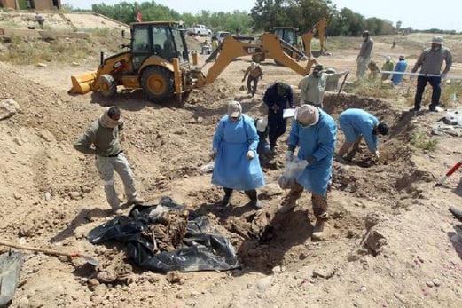 KERJA menggali kubur besar mengandungi mangsa pembunuhan beramai-ramai oleh IS di Tikrit, Iraq.