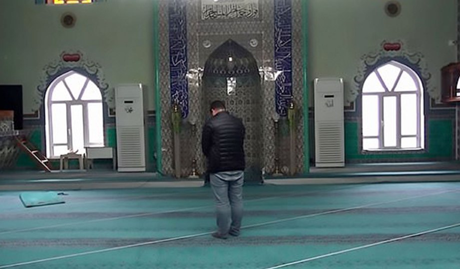 SEORANG lelaki bersolat menghadap arah kiblat yang betul selepas mimbar masjid Sugoren didapati tidak tepat. FOTO CEN