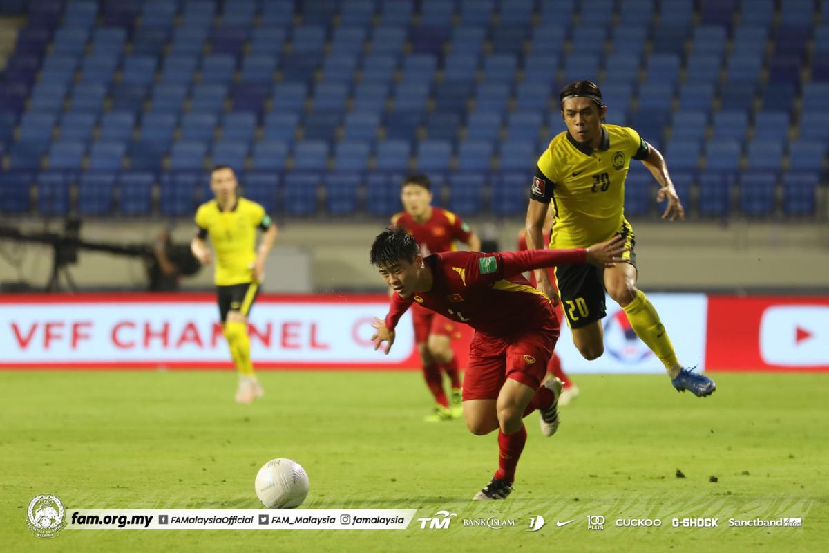 Pemain negara, Syafiq Ahmad (kanan) dihalang pemain Vietnam. FOTO Ihsan FAM