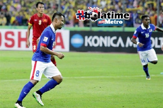 PEMAIN Harimau Malaya Safiq Rahim (kiri) selepas menjaringkan gol pertama melalui sepakan penalti. FOTO Osman Adnan