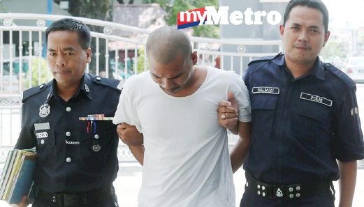 Mat Ropi diiringi anggota polis selepas dijatuhi hukuman penjara 15 tahun dan satu sebatan di Mahkamah Sesyen Kota Bharu, pagi tadi. FOTO Zaman Huri Isa