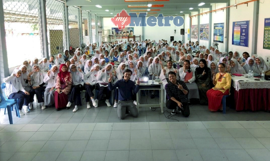 UZAIRI (depan kiri) bersama sebahagian pelajar yang mengikuti kelas tuisyen Matematik secara santai dan interaktif. 