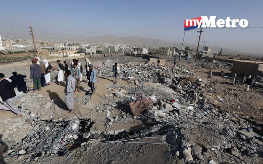 ORANG ramai melihat runtuhan sebuah rumah selepas serangan di wilayah Amman di barat laut ibu negeri Yaman, Sanaa, semalam.  