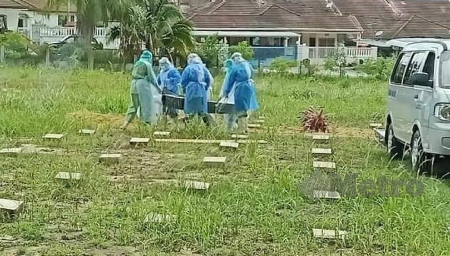 SKUAD Pengurusan Jenazah Malaysia membantu menguruskan pengebumian jenazah pesakit Covid-19 di Tanah Perkuburan Islam Setali, Kuantan, Pahang, hari ini. FOTO ihsan Skuad Pengurusan Jenazah Malaysia.