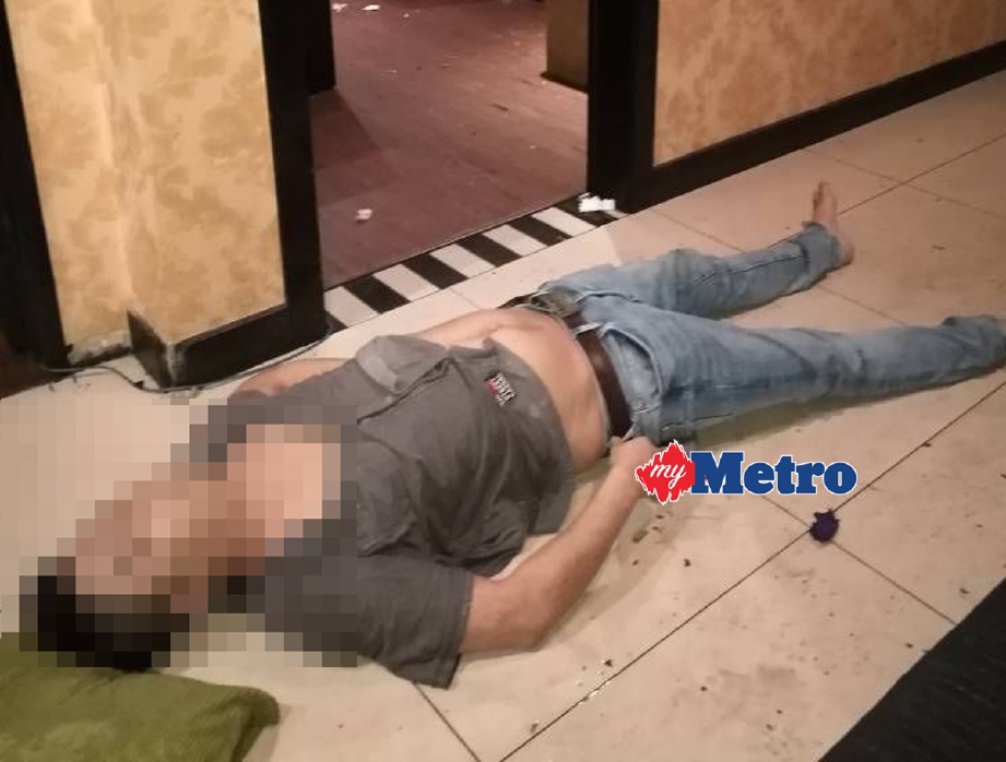 Mayat lelaki yang ditemui terbaring dalam pusat hiburan di Taman Counnought, Cheras. - Foto Ihsan PDRM