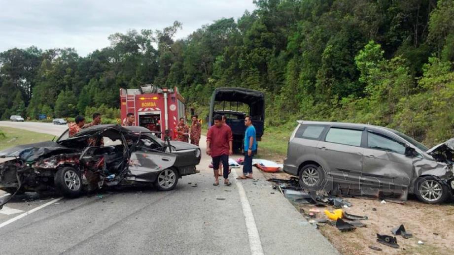 Tiga beranak maut manakala lapan cedera dalam kemalangan membabitkan dua kenderaan di Jalan Endau-Mersing. FOTO Ihsan Bomba
