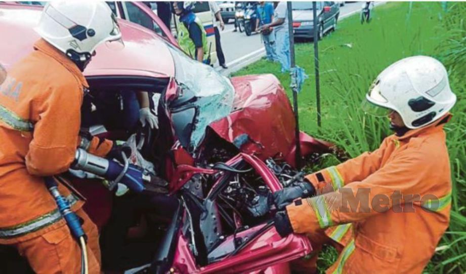 BOMBA membantu mengeluarkan mangsa. FOTO Ihsan JBPM 