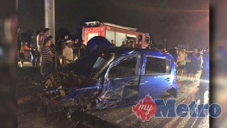KEADAAN Perodua Myvi yang terbabit kemalangan menyebabkan pemandunya, Tien Jia Wei, 19, maut. FOTO ihsan polis.