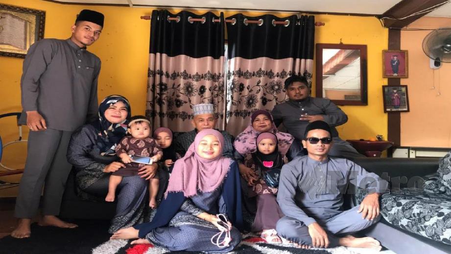GAMBAR kenangan Aidilfitri tahun lalu Mohd Haszlee (duduk, kanan) bersama ibu (duduk di belakangnya) dan arwah ayahnya (duduk, tengah). FOTO Ihsan keluarga.
