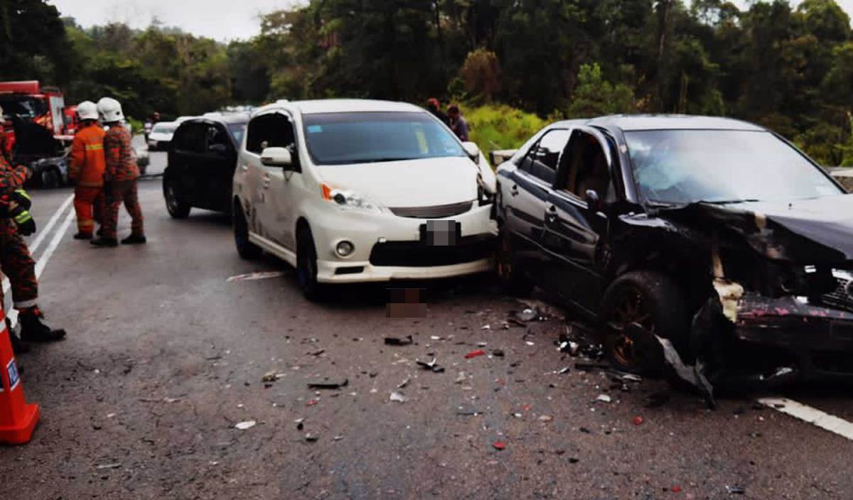 KEADAAN kereta Toyota Vios dan Perodua Alza yang dirempuh Proton Wira yang dinaiki lima beranak dalam kemalangan di Kilometer 130, Jalan Raya Timur Barat. FOTO Ihsan bomba