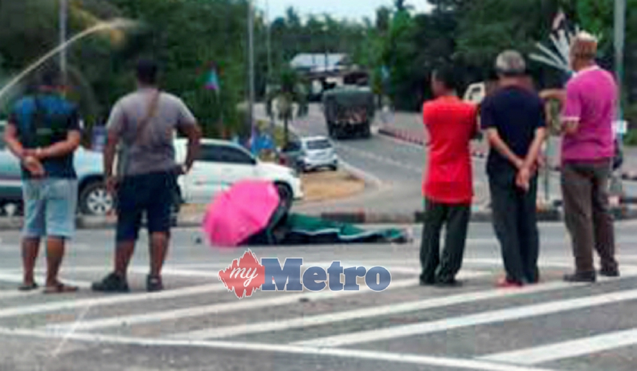 IBRAHIM maut selepas motosikal ditunggangnya dirempuh lori di simpang empat Kilometer 6.5 Jalan Machang-Tanah Merah dekat Wakaf Bata, Machang, hari ini. FOTO ihsan pembaca