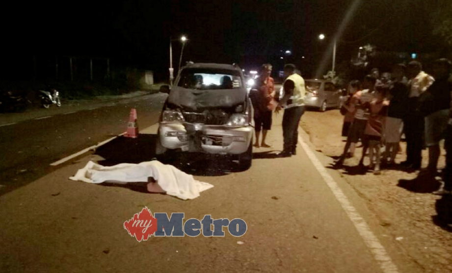 KEMALANGAN menyebabkan dua mangsa maut dan dua lagi cedera apabila motosikal dirempuh kenderaan pacuan empat roda di Kilometer 10, Jalan Seremban-Port Dickson, Port Dickson, malam tadi. FOTO Mohd Khidir Zakaria