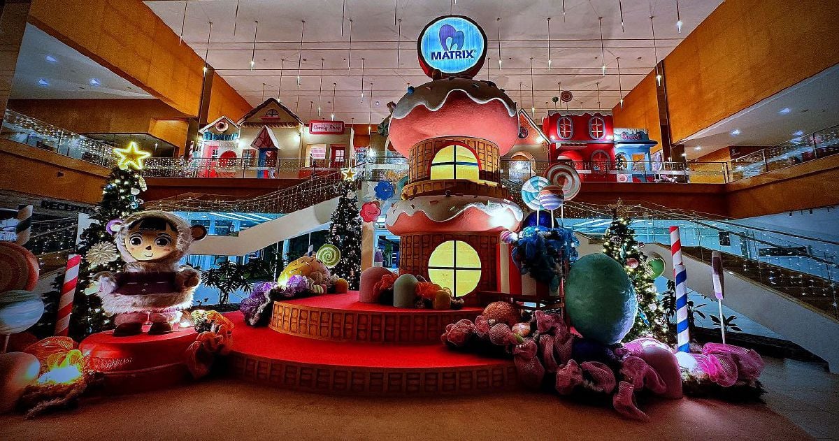 Antara hiasan yang menanti pengunjung di Christmas Candyland oleh Matrix Concepts.