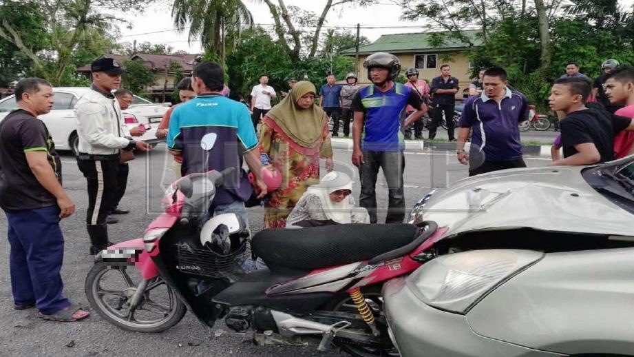 ORANG ramai membantu mangsa kemalangan di Jalan Kuala Kedah, Alor Setar, semalam. FOTO Ihsan PDRM