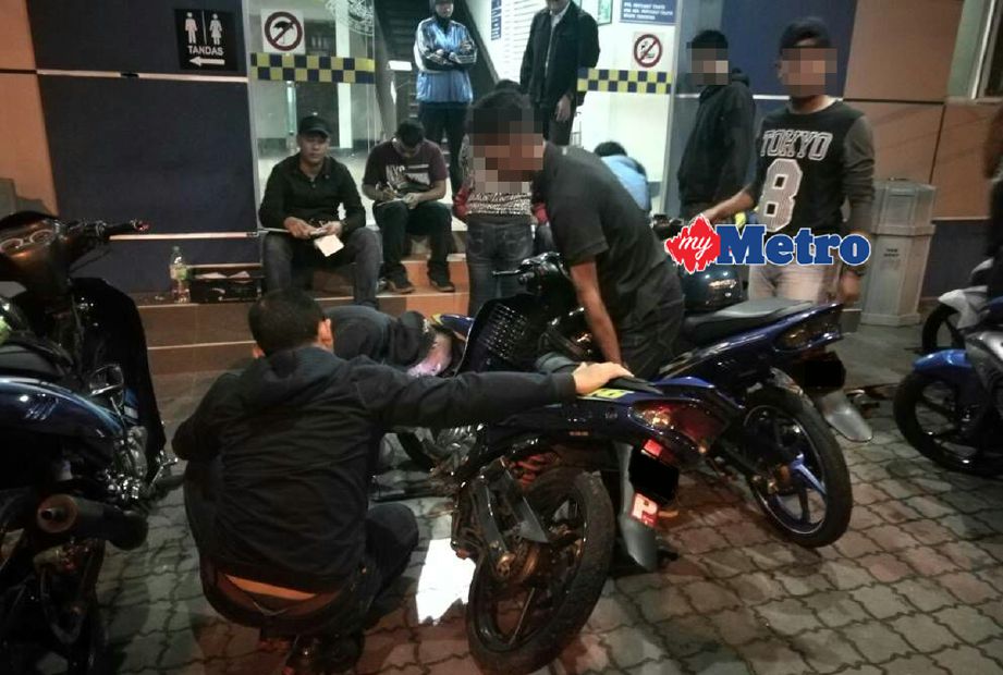 Polis memeriksa motosikal mat rempit yang ditahan dalam Ops Jalanan di Lagenda Height, Sungai Petani, hari ini. - Foto OMAR OSMAN