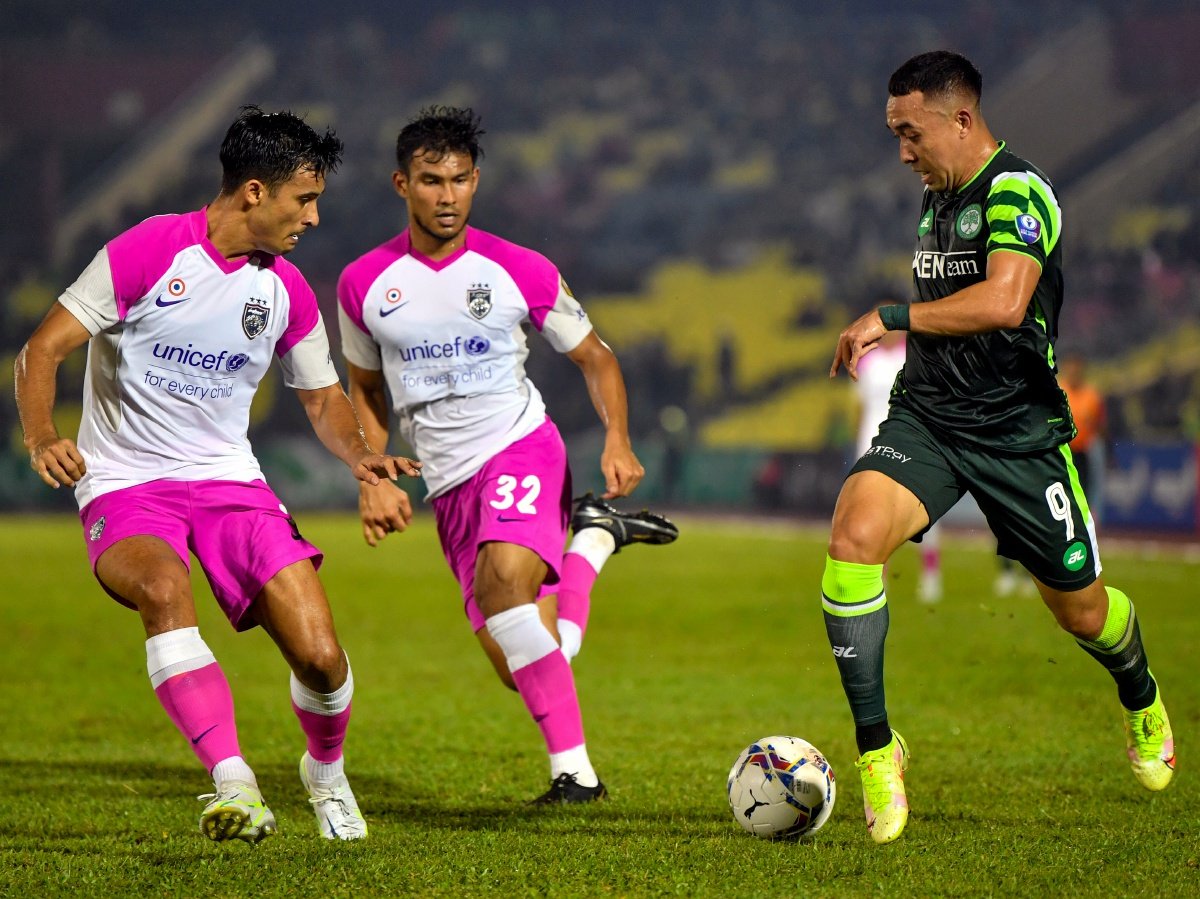 NORSHAHRUL (kanan) ketika beraksi bersama Melaka United pada musim 2022. FOTO BERNAMA