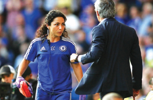 INSIDEN perang mulut antara Mourinho dan Eva (kiri) petanda krisis dalaman Chelsea.