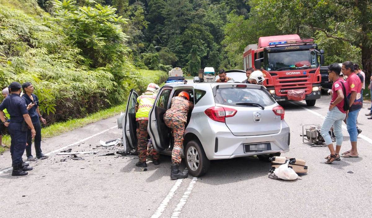DUA beranak termasuk bayi maut, manakala seorang parah dalam kemalangan jalan raya membabitkan dua kenderaan bertembung di Jalan Simpang Pulai-Cameron Highlands.FOTO Ihsan JBPM Perak