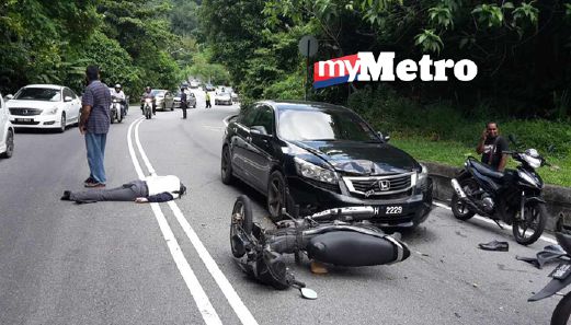 Penunggang motosikal maut di tempat kejadian selepas terbabit kemalangan dengan kereta. FOTO ihsan pembaca