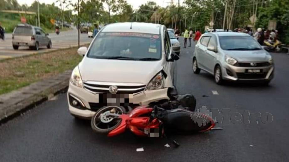 Keadaan motosikal mangsa yang terbabit kemalangan menyebabkan penunggang wanita maut manakala anaknya cedera. FOTO Ihsan Pembaca