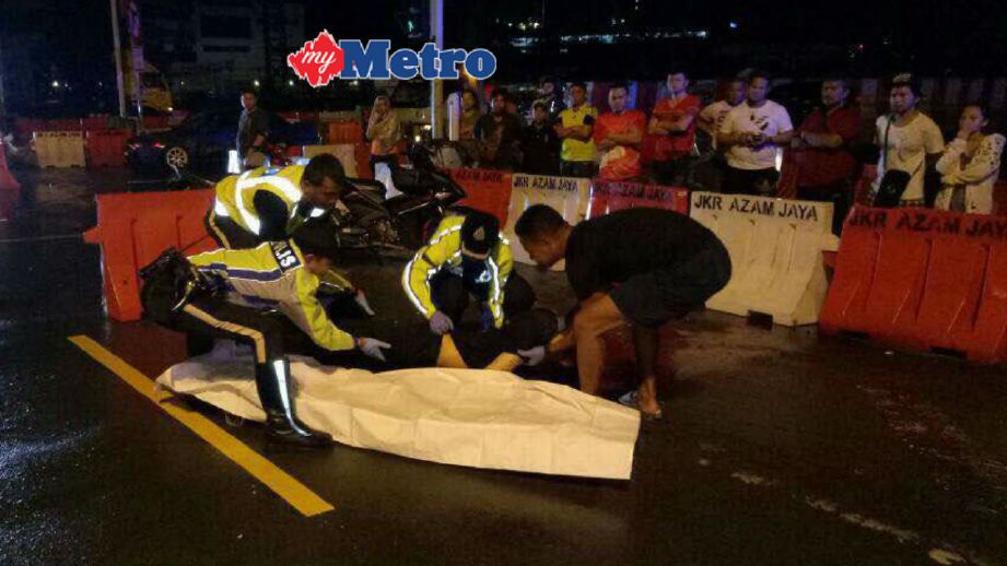 Anggota polis mengangkat mayat mangsa kemalangan di Jalan Lido, Kota Kinabalu, pagi ini. FOTO ihsan polis