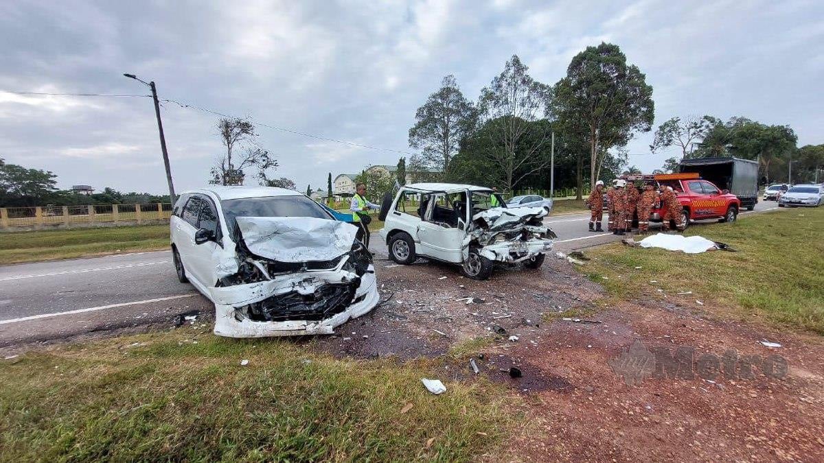 Dua maut, seorang cedera melibatkan kemalangan kenderaan Mitsubishi Grandis dan Suzuki Vitara di Kilometer 36 Jalan Muar ke Segamat disini pagi tadi. FOTO AHMAD ISMAIL