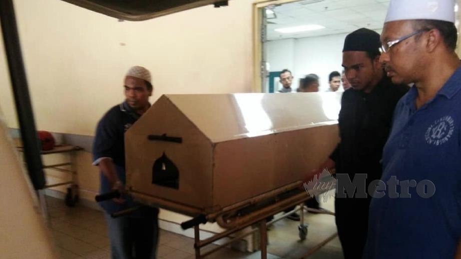 Jenazah Jamaludin dan isterinya dibawa keluar dari bilik jenazah HSAH untuk dibawa pulang ke Kampung Banggol Kiat, Sik untuk dikebumikan. FOTO Nor Farhani Che Ad